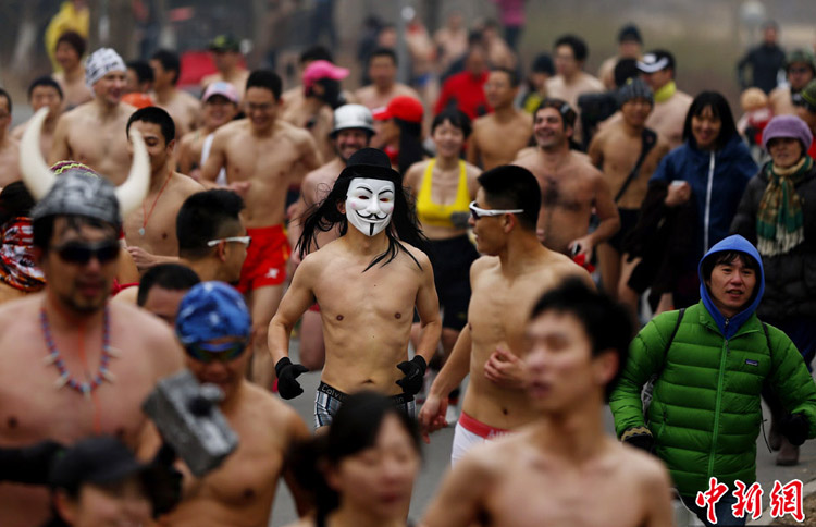 Hàng trăm người có mặt tại Bắc Kinh tham gia cuộc thi chạy này.